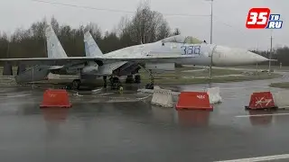 Легендарный самолет СУ-27 припарковали на Южном шоссе в Череповце