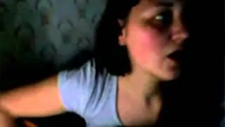 Девушка красиво поет под гитару песню У него нет знаний зато есть