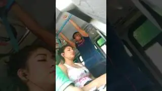 Elfa dormida en el camión