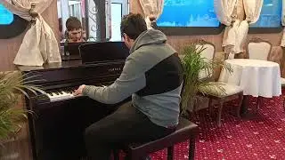 Эльдар Богунов играет, на пианино