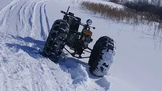Легкий трехколесный каракат преодолевает затяжной подъем