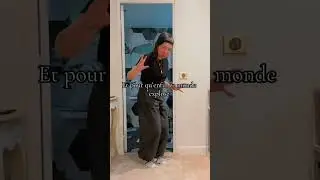 Les restes de vibe dansante du concert de la veille dans ma chambre d’hotel de tournée 💚🕺