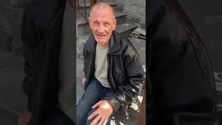 Сергей теперь не бездомный, он живет на ферме и ухаживает за скотиной.❤
