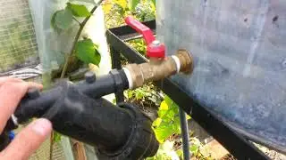 Капельный полив теплицы, от бочки.