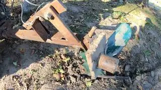 Вкоротив кардан трактора, завів раму під задній міст, настройка плуга в полі, оранка.