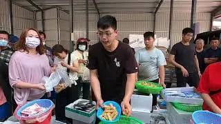 姑姑跟帥兒子真的有天然的搞笑梗，姑姑跟帥兒子那種天然梗真的無法做出來 中彰海王子海鮮拍賣台中東興市場海鮮叫賣