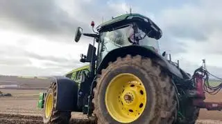 Ploughing with the John Deere 7330R and KV7F