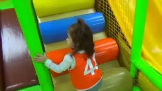 Детское видео. Юля в развлекательном парке Fancy-fox . часть 1. детское видео. entertaining park .
