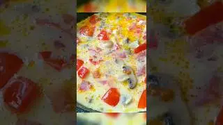 Кето омлет с помидорами, грибами и сыром🍅🍄🧀 #омлет #омлетнасковороде #омлетссыром #shortsvideo