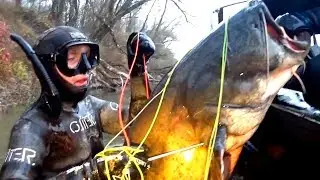 Где искать СОМА осенью в реке? Подводная охота на трофейного сома.