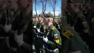 00823 Курсанты Серпухова после парада в Москве 09 05 2022 г