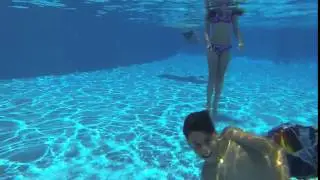 Eu e minha priminha nadando na piscina de casa *-*