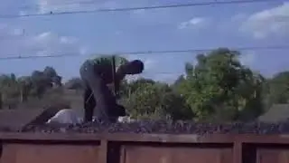 Украина воруют уголь с вагонов на ходу