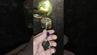 как закрыть входную дверь на ключ