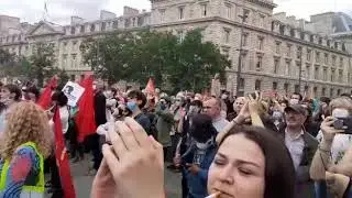 Paris’te  “Adame Traore adalet” mitinginde, bir binaya asılan ırkçı pankart indirildi.