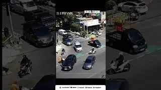 Polisi sedang bertugas tertabrak mobil #limapagi #beritaviral