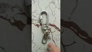 Карабин и вертлюг для привязи.