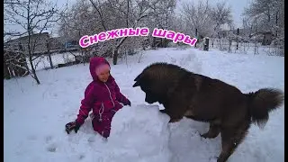 ИВА и Юми играют со снежными шарами.