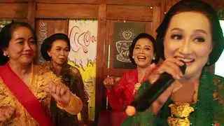 Joget bareng bersama komunitas foto berkebaya
