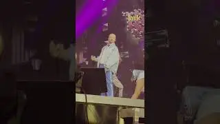 Macklemore chante Thrift Shop à Garorock. 
