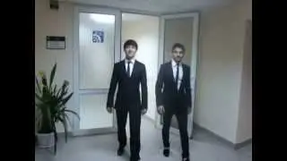 супер туркмен и люди в черном