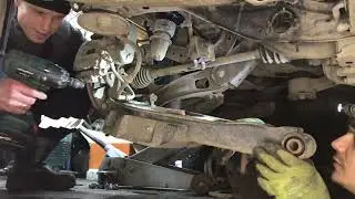 Установка проставок задней подвески Тойота Альфард.