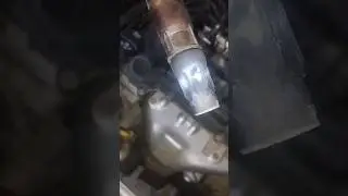 Sale algo blanco en la punta de la bobina de encendido del motor ‼️‼️‼️ #automobile #mechanic