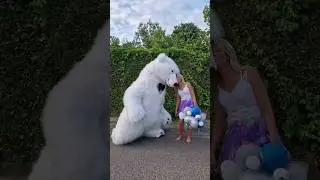 Веселая компания поздравила с днем рождения