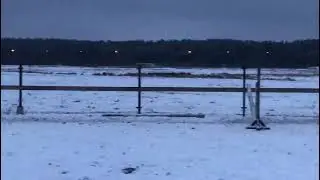 Там где  стоит тренер...можно задеть  одной задней.