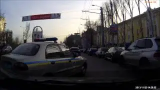 Вот как  ГАИ Донецка соблюдают ПДД.