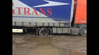 провалился асфальт под фурой
