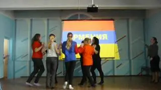 Русские девушки танцуют кочари.MOV
