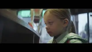 Девочка пуговицы игрушка конфеты магазин