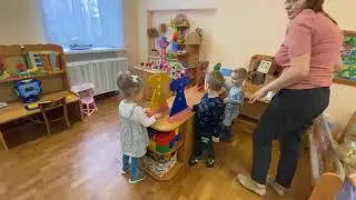 Дидактическое пособие для сенсорного развития детей раннего возраста "Платье-тренажер"