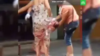 Роды на асфальте. В Китае женщина родила посреди улицы и пошла дальше с покупками