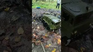 Грузовики на Радиоуправлении Перепрыгивают Лужи #RC #Shorts #scalemodel