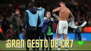 Gran Gesto de Cristiano Ronaldo🤯Le Regala Su camisa a una aficionada❤
