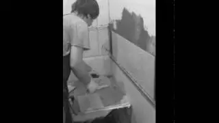 Укладка плитки с использованием лазерного уровня.