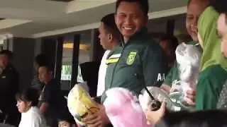 Cerita di Balik Ide Awal Aksi Lempar Boneka yang Dilakukan Bonek