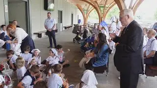 Reunión niños de agua con el Sr  obispo
