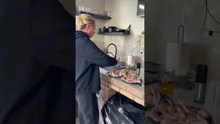 Жарим в бане крылья и паримся .Всем прекрасного дня ! 