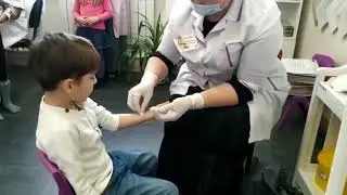 Чеченский пацан поет песню когда ему делают укол