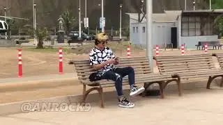 anrock se hace pasar por ciego y ella se enamora de el.