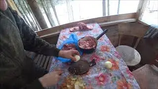 Избушка в лесу, готовлю еду.