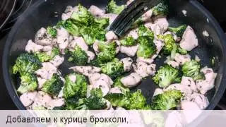 Паста с курицей, овощами и сливочным соусом