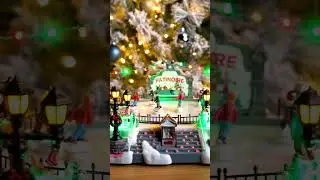 Questo incantevole paesaggio innevato porterà l'atmosfera magica e calda del Natale a casa tua! 🎡
