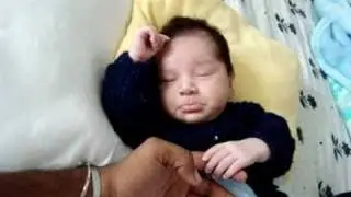 MI SOBRINO DURMIENDO Y HACIENDO CARITAS