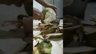 mengupas kelapa muda