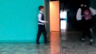 Школьник немого включить свет в туалете!!!!Ржака