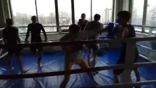 Легкий спаринг на тренировке ММА